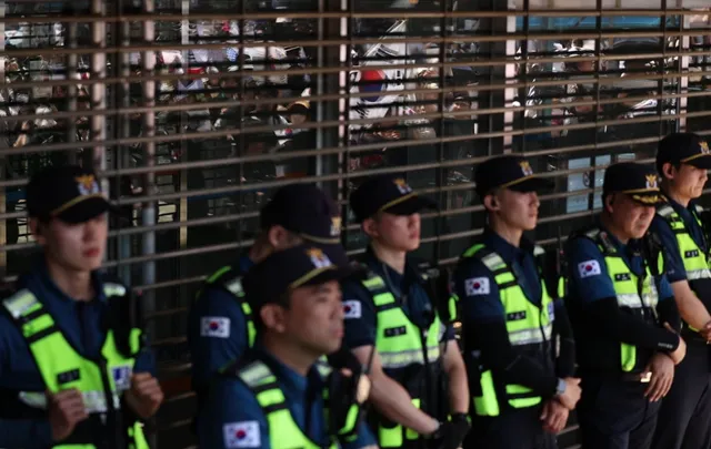 잠실 시위 '가짜 경찰설' 확산…경찰 "허위사실 유포 자제"

잠실 시위 '가짜 경찰설' 확산…경찰 "허위사실 유포 자제", 온라인 '가짜 경찰