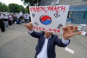[포토] 나흘째 계속되는 개표소 봉쇄 시위

[이뉴스투데이 안경선 기자] 6·3 지방선거 투표용지 부족 사태로 불거진 재선거 촉구 집회가 열리고