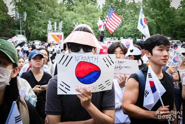 [포토] 나흘째 이어지고 있는 잠실 개표소 앞 시위

8일 오후 서울 송파구 올림픽공원 SK올림픽핸드볼경기장 앞에 시민들이 모여 ‘부정 선거 재