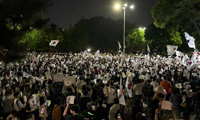여자 국가대표 선수들은 애원했고, 기자는 폭행 당하고, 경찰은 모욕을...

태극기 깃대를 기자에게 휘둘렀고, 국가대표 선수는 경기장 문을 열어