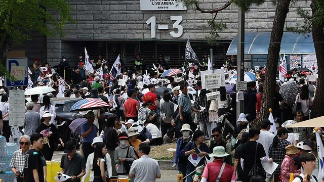 경찰 "잠실 시위 현장 경찰관 명예훼손·허위정보 유포 자제"

경찰이 6·3 지방선거 투표용지 부족 사태 이후 벌어진 시위에 출동한 경찰관에 대