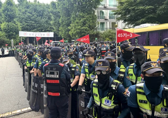 경찰 감금·조롱한 시위대…온라인에선 "경찰이 폭행" 여론몰이도

5일 서울 송파구 잠실7동 2투표소 인근에서 투표함 이송과 시위대 해산을 위해 