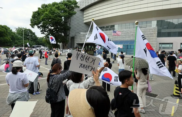 "김정은 X새끼 해 봐"…개표소 시위자끼리 프락치 색출 시도(종합)

'투표용지 부족사태' 시위 갈등 상…사상·신원 검증까지 애꿎은 외신 기자·