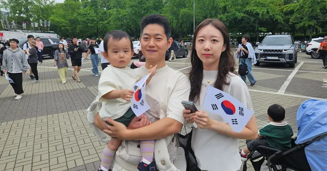 “투표도 보장 안된 나라, 아이에 물려줄 수 없다”

투표도 보장 안된 나라, 아이에 물려줄 수 없다  유모차 끌고, 아이 손잡고 MZ 부모들 