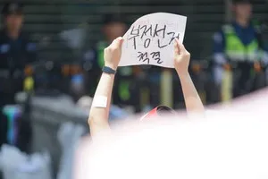 투표용지 부족 논란에 시민들 거리로 나서

(서울=국제뉴스) 김민성 기자 = 송파구 올림픽공원 핸드볼경기장 앞에서 8일 오후, 6·3 지방선거에