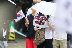 투표용지 부족 논란…시민들 집회 열고 불만 쏟아내

(서울-국제뉴스) 김민성 기자 = 송파구 올림픽공원 핸드볼경기장 앞에서 6·3 지방선거 투표