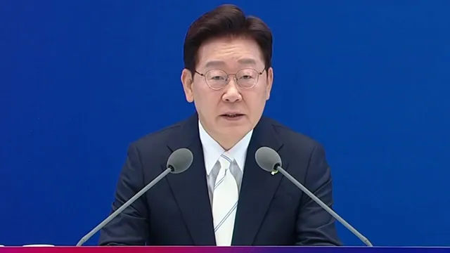 [정치 ON] 대통령 취임 1주년 기자회견..."대체불가 대통령" vs "자화자찬...

■ 진행 : 이하린 앵커, 이정섭 앵커■ 출연 : 박정