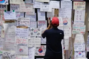 투표용지 부족 항의 집회…시민들 불만 표출

(서울=국제뉴스) 김민성 기자 = 8일 서울 송파구 올림픽공원 핸드볼경기장 앞에서 6·3 지방선거 