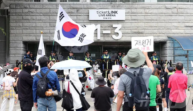 "너 중국 공안이지" 잠실개표소 시위대 위협에…경찰 5명 경상

경찰청 "가짜 경찰 사실 아냐…직무수행 중인 韓 경찰" "묵묵히 최선 다하는 경