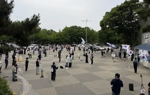 잠실 개표소 시위 나흘 차 규모 크게 줄어, 2030 학교·직장 복귀한 듯⋯...

◇8일 오전 서울 송파구 올림픽공원 핸드볼경기장 주출입구 앞