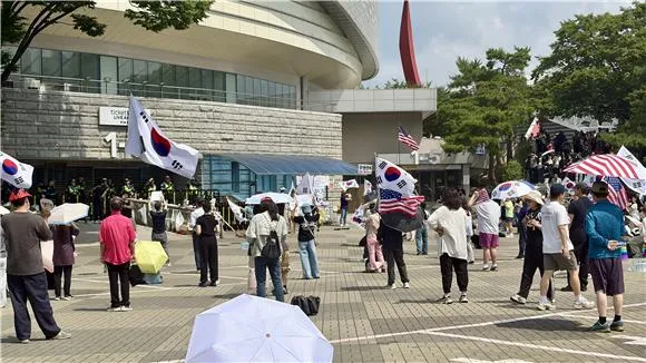 (현장+)'재선거'서 다시 '부정선거'로…잠실 집회 흔든 '대진연 색출' 소...

'재선거' 외치던 현장, '부정선거' 구호로 선회
