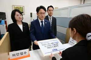 국회로 간 투표용지 부족 파문

공공뉴스=강현우 기자 6·3 지방선거 과정에서 촉발된 ‘투표용지 부족 사태’로 중앙선거관리위원회를 향한 국민적 