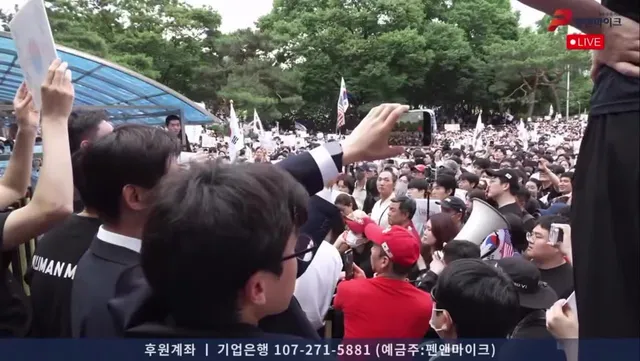 이게 느그들이 원하는 재선거지?
대놓고 영어로 선동하는 새끼 있는데
퍽이나 일반 시민들 집회로 보이겠다
하 진심 순수집회 기회를 이렇게 날려?

