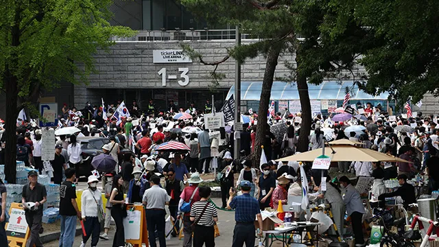 “부정선거·재선거” 뒤섞인 구호…송파 개표소 시위 나흘째

6·3 지방선거 투표용지 부족 사태를 규탄하는 이른바 ‘송파 개표소 봉쇄 시위’가 오