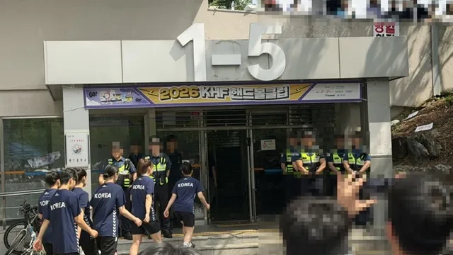 잠실서 핸드볼 선수팀 가방 검사 소동...타이완 기자도 봉변

잠실에서 재선거를 요구하는 시위가 나흘째 이어지는 가운데, 핸드볼 여성 유소년 선