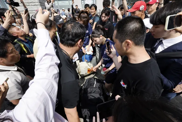 ‘올림픽공원 시위’에 어린 핸드볼 선수 두손 모아 싹싹 빌었다…대만...

6·3 지방선거 투표용지 부족 사태를 규탄하는 잠실 개표소 봉쇄 시위