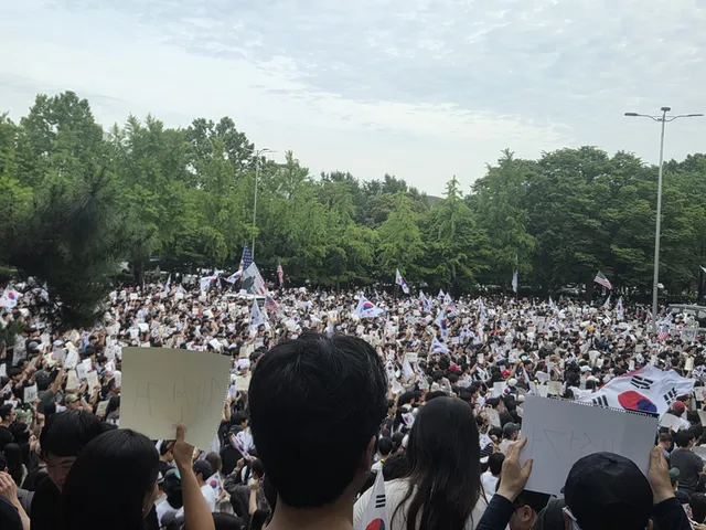 참정권 시위에 인근 상권도 들썩…보조배터리 매출 8배 늘었다

서울 송파구 올림픽공원 핸드볼경기장 개표소 일대에서 진행 중인 ‘참정권’ 시위가 