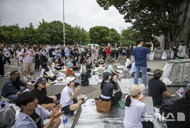 손팻말 만들고 휴대폰 충전…잠실 집회 현장 '2030' 소비도 달랐다

[서울=뉴시스] 동효정 기자 = 6·3 지방선거 개표 과정에 문제를 제기