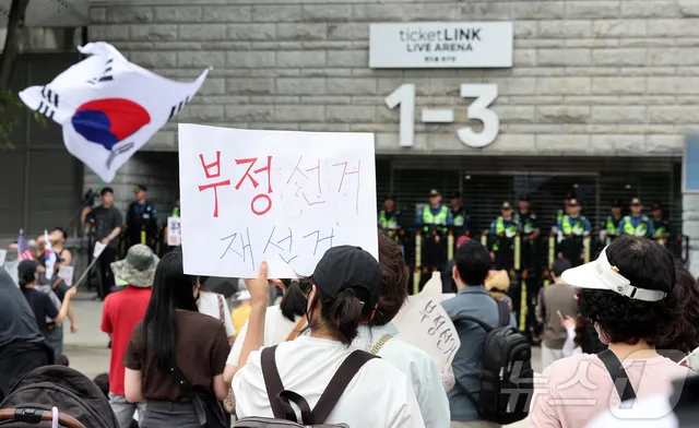 부정선거 외치면 슈퍼챗 '팡팡'…극우 유튜버, 개표소 앞 돈방석

'투표지 부족'에 음모론 불붙인 극우 유튜버들, 슈퍼챗 상위권  "재선거만? 