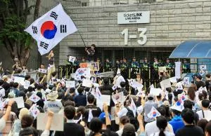 개표소 시위 엿새째 … 정치색 배제 2030세대 " 불공정·정책 소외에 분...

6·3 지방선거 과정에서 발생한 투표용지 부족 사태를 비판하며