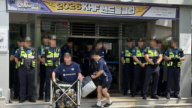 잠실개표소 시위 나흘차…핸드볼 선수들·타이완 기자 봉변 당해

개표소인 서울 올림픽공원 핸드볼경기장 1-5 출입구에는 오늘 오전 10시쯤 태극마