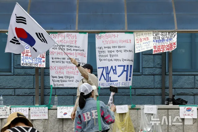 '잠실 개표소 시위' 속 대진연 동향 포착…내부선 "프락치냐" 불신 확산

[서울=뉴시스] 김종민 기자 = 6·3 지방선거 투표용지 부족 사태를