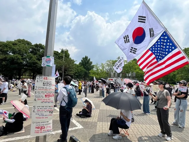 잠실 개표소 나흘째 봉쇄… “부정선거”·“재선거” 구호 산재 [르포...

초유의 투표용지 부족 사태로 투표가 지연된 서울 잠실7동 제2투표소의