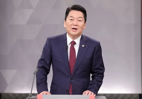 안철수, "李대통령, 민주주의의 꽃 무참히 꺾였는데 해외 순방 가"

8일 국민의힘 안철수 의원이 오는 9일 유럽 순방에 나서는 이재명 대통령을