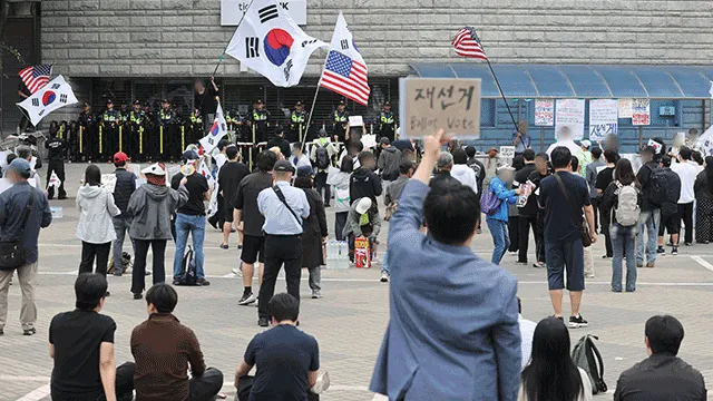 경찰 “언론인 폭행 등 ‘투표용지 시위’ 불법행위 엄정 대응”

‘투표용지 부족 사태’를 규탄하는 시위 과정에서 언론인 폭행 등 불법 행위가 잇