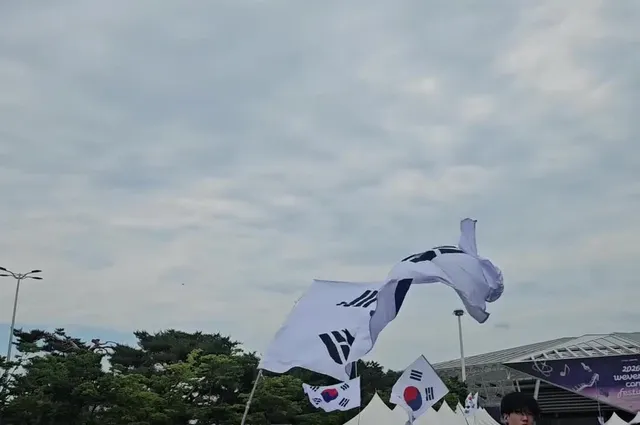 어릴 때
왜 우리 조상들은 3.1절에 무기를 안들고
태극기를 들었을까
생각했었는데

오늘 보니 알겠어

태극기는
사람들에게 주는 울림이 있어