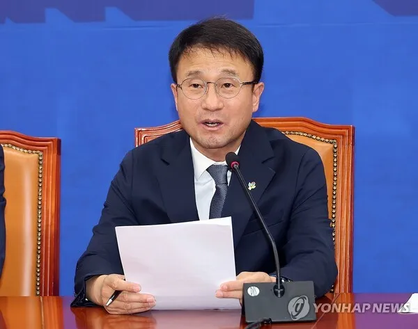'투표용지 부족 사태' 일파만파···국조·특검에다 '선관위법 혁신'까...

여야가 8일 중앙선거관리위원회의 투표용지 부족 사태로 논란이 되고 
