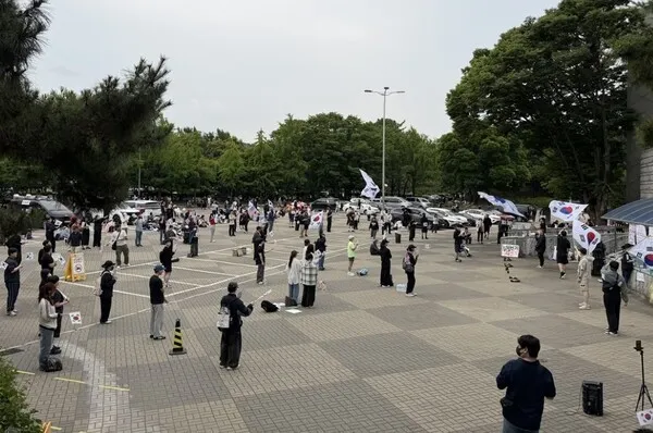 재선거 요구 집회 계속…잠실 개표소 주변 긴장감 유지

(PPSS 정성남 기자)6·3 지방선거 투표용지 부족 사태를 규탄하며 재선거를 요구하는 