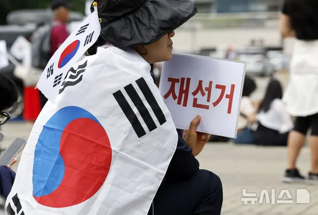 나흘째 재선거 촉구하며 집회 이어가는 시민들

[서울=뉴시스] 김혜진 기자 = 제9회 전국동시지방선거 투표용지 부족 사태에 항의하며 개표소 봉쇄