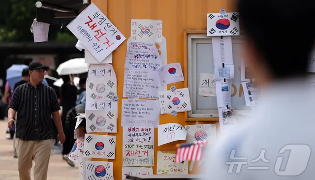 부스에 붙은 재선거 요구 메시지

(서울=뉴스1) 김진환 기자 = 제9회 전국동시지방선거 투표용지 부족 사태를 규탄하며 재선거를 요구하는 집회가