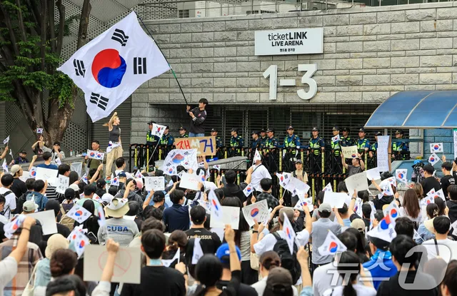 개표소 시위 2030 나선 이유는…"불공정·정책 소외에 분노"

"시위대 아닌 시민" 정치색 배제, 평화 시위 강조 "사회 불만에 상대적 박탈감