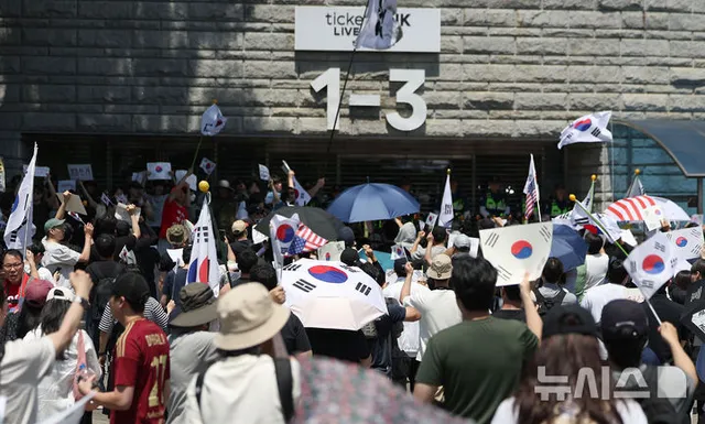 이준석 "멀쩡한 사람을 중국인·공안으로 몰아"…잠실 집회 일부 행위 ...

[서울=뉴시스]서영은 인턴 기자 = 이준석 개혁신당 대표가 6·3 