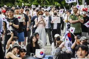 잠실 투표소 봉쇄 시위 나흘째…시민들 2만명까지 모였다

[헤럴드경제=이명수 기자] 6·3 지방선거 투표용지 부족 사태를 규탄하며 재선거를 요구