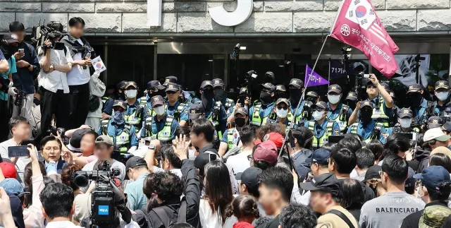 [진정자의 2030 참정권 시위 이야기-1] 기득권과 관료주의 타파에 나선 ...

대한민국 민주주의는 언제나 국민의 참여와 희생 위에서 발전해