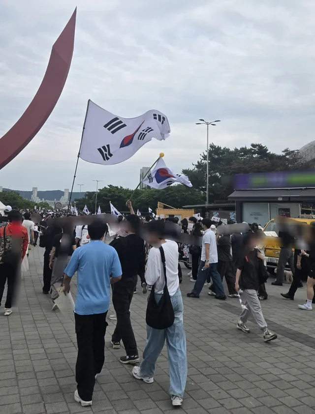 [정민오의 시선] 태극기와 응원봉 사이… 올림픽공원에서 마주한 대한민...

[데일리환경=정민오 기자] 7일 오후 찾은 서울 송파구 올림픽공원 