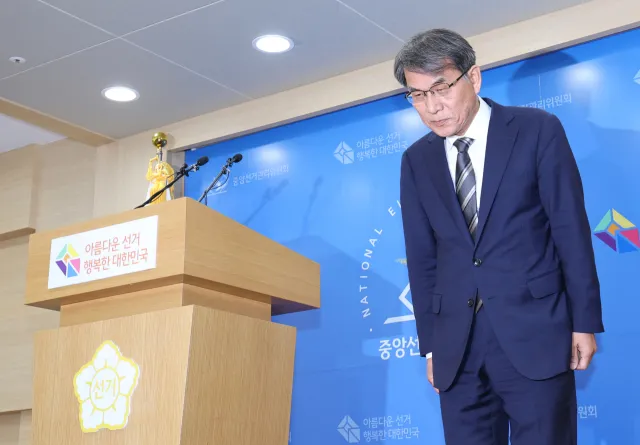 [사설] 투표용지 부족 사태 선관위원장 사퇴로 끝날 일 아니다

노태악 중앙선거관리위원장이 5일 경기도 과천 중앙선거관리위원회에서 투표용지 부족