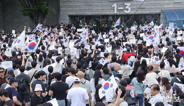 잠실 개표소 봉쇄 사흘째 집회… “참정권 침해 문제”

서울 송파구 올림픽공원 핸드볼경기장 일대에서 6·3 지방선거 투표용지 부족 사태를 규탄하