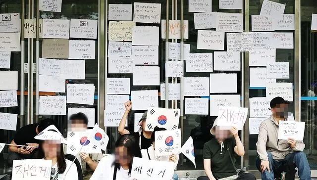 특정 진영 아닌 ‘기성 정치권’에 폭발… 여야, 전선 불분명 당황

투표용지 부족 사태로 인한 잠실 재선거 요구 시위 확산에 정치권이 해법 마련