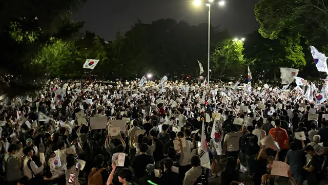 잠실 투표소 봉쇄 시위 나흘째로…새벽에도 수천 명

오늘 새벽 0시쯤 개표소였던 서울 송파구 올림픽공원 핸드볼경기장 일대에는 경찰 비공식 추산 