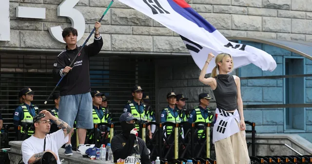 “스벅 사태 땐 한마디씩 얹던 기성 세대, 참정권 훼손엔 침묵하나”

스벅 사태 땐 한마디씩 얹던 기성 세대, 참정권 훼손엔 침묵하나 잠실 참정