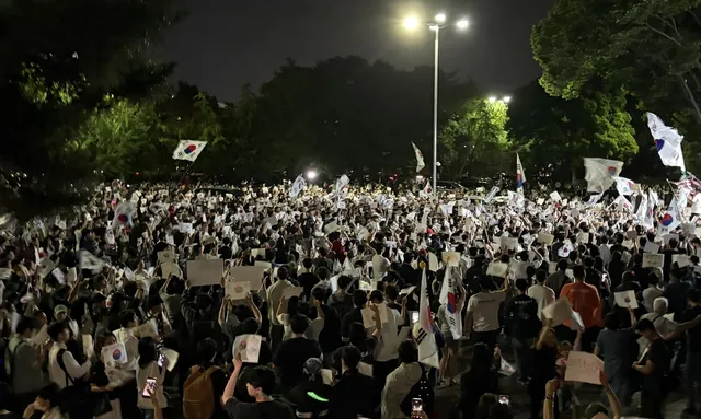 잠실 투표소 봉쇄 시위 나흘째로…새벽에도 수천명 자리지켜

(서울=연합뉴스) 한지은 기자 = 6·3 지방선거 투표용지 부족 사태를 규탄하며 재선