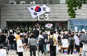 "여기는 광화문 아니다"…잠실 개표소 시위에서 성조기 내려놓은 이유

투표용지 부족 사태를 계기로 시작된 잠실 개표소 시위가 사흘째 이어지는 가