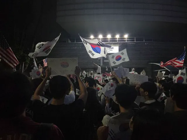 '잠실개표소 시위' 2030, 부정선거·극우세력과 선긋기(종합)

[서울=뉴시스]이지영 기자 = 6·3지방선거 투표용지 부족 사태를 비판하며 재
