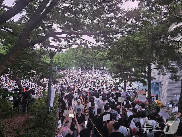 잠실개표소 사흘째 봉쇄시위 '2만명' 운집…'재선거만' 지침에 갈등도(...

평화시위·'재선거' 구호만 외칠 것 강조…반발 일기도 투표함 여전