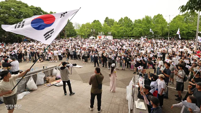 길어지는 개표소 시위 속 이 대통령 “속히 진상규명”

중앙선거관리위원회의 투표관리 부실 논란이 장기화되면서 사안의 본질을 벗어난 부정선거 음모