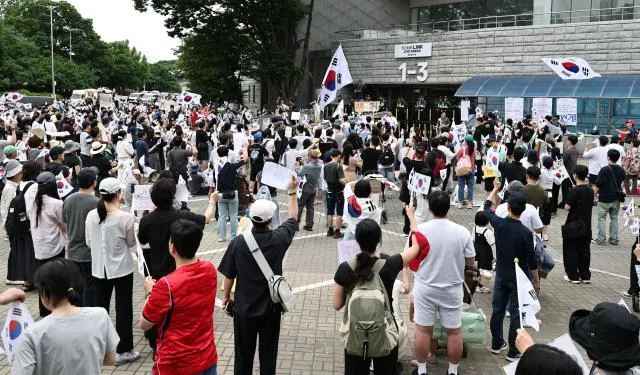 대검 "지방선거 관련 신속히 검경 합수본 구성…국민적 의혹 규명"

검찰과 경찰이 6&middot;3 지방선거 당시 투표용지 부족 사태에 대해 